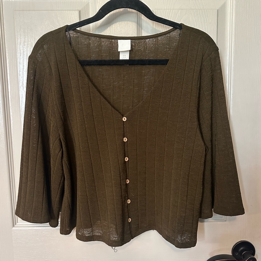 H&M Knit blouse in olive green color with faux wood buttons. Women’s size M.
